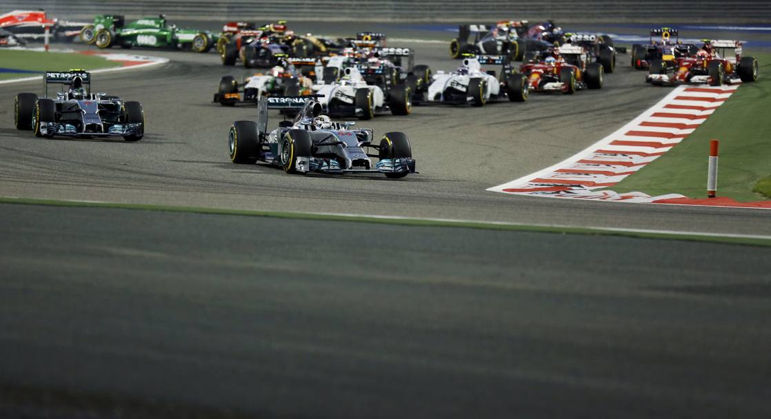 Alle spalle delle due Mercedes si vedono le Williams e, pi in fondo, le Ferrari. Reuters